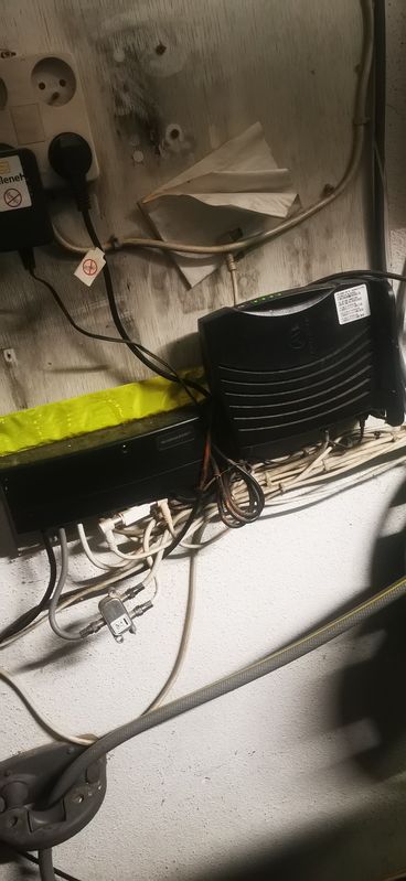 kastje telenet in de garage